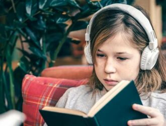 Britaniya audiokitoblarni maktab o‘quv dasturiga kiritishi mumkin