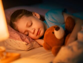 O‘sishdan to‘xtashi mumkin — mutaxassis bolalarda uyqu yetishmasligi oqibatlaridan ogohlantirdi