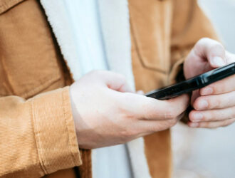 Firibgarlar tuzog‘iga eng ko‘p tushadigan odamlar toifasi ma’lum qilindi