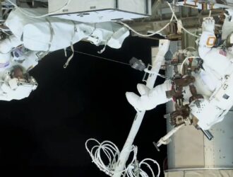 NASA’ning ikki ayol astronavti XKS bortidan ochiq kosmosga chiqdi