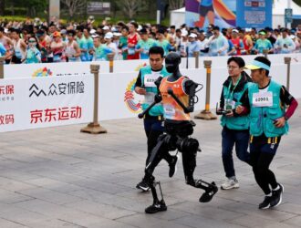 Xitoyda robotlar va odamlar ishtirokida yarim marafon o‘tkazildi. Odamlar yaxshiroq natija ko‘rsatdi