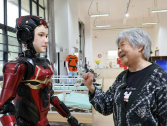 Xitoy keksalarga yordam beradigan robotlarni sinovdan o‘tkazishni boshlaydi