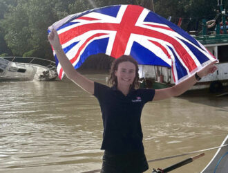 Britaniyalik qiz Atlantika okeanini qayiqda suzib o‘tib, uchta jahon rekordini o‘rnatdi