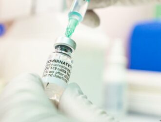 YeK COVID-19’ga qarshi vaksinalar xaridi ma’lumotlarini ochiqlashdan bosh tortdi