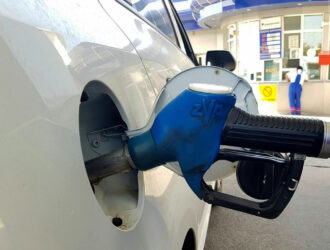 “O‘zbekneftgaz” benzin narxini 2 foizga pasaytirganini e’lon qildi. Iqtisodchi buni manipulyatsiya deb hisoblayapti