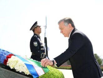 Shavkat Mirziyoyev Mustaqillik monumentiga gulchambar qo‘ydi