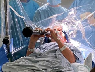 Parkinson kasalligiga chalingan ayol miya operatsiyasi vaqtida klarnet chaldi