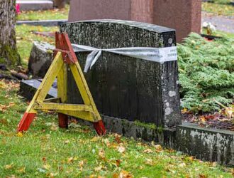 Finlyandiyada 30 yil muzlatkichda saqlangan er-xotinning jasadlari dafn etildi