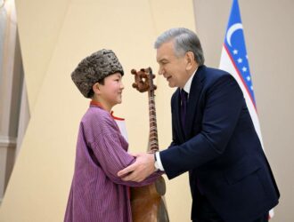 Shavkat Mirziyoyev yig‘ilishda qo‘shiq kuylagan 4-sinf o‘quvchisiga mashina sovg‘a qildi