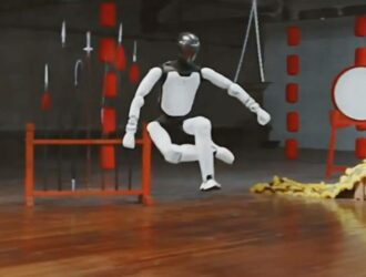 Xitoyda kung-funi mukammal bajara oladigan odamsimon robot taqdim etildi